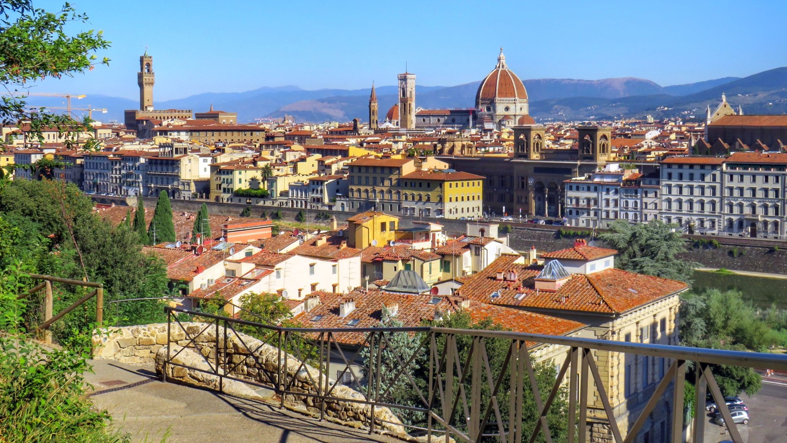 Firenze látképe a dómmal és a Palazzo Vecchióval